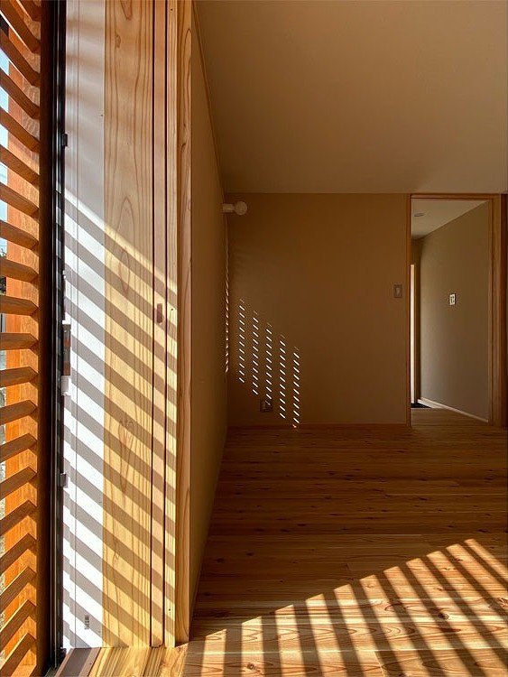 居場所にしたい窓であるために、工務店には無垢の床が標準仕様であってほしい