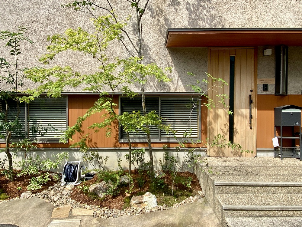 【アフター】濃い茶色（バーク）を広範囲に敷き、メリハリを出すことでそとん壁も際立った