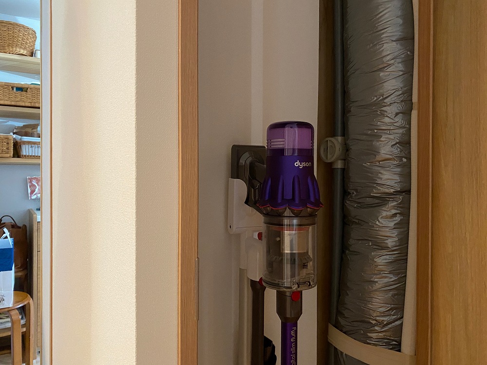 全館空調のダクトスペースを利用。建具をつけると便利な収納に