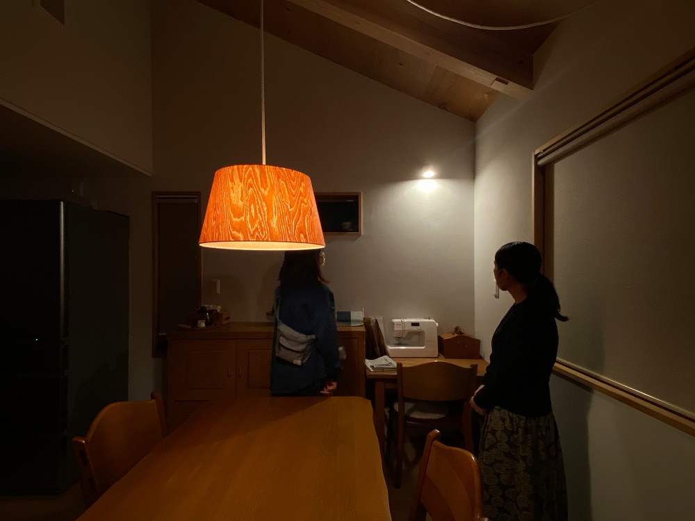 照明の数量をわかりやすくするために暗めに撮影。実際の食卓には自然の明るさがある