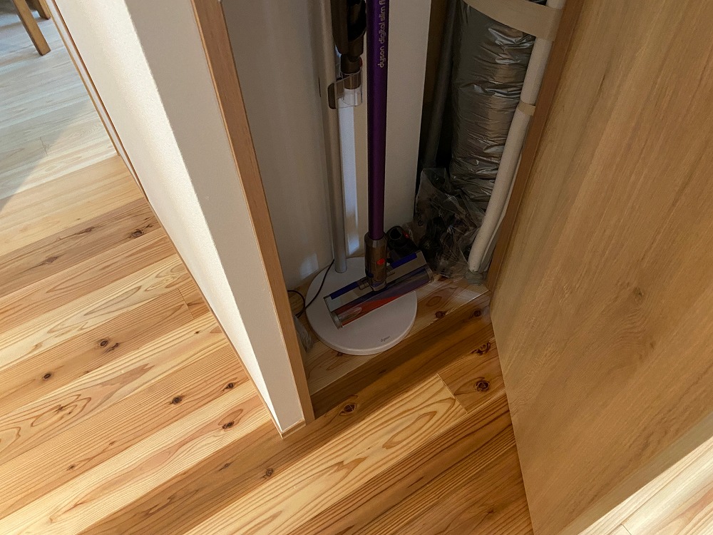 スティック掃除機の他にも家の中に長いものはいくつかある。特に掃除用具は見えないところに収納したい