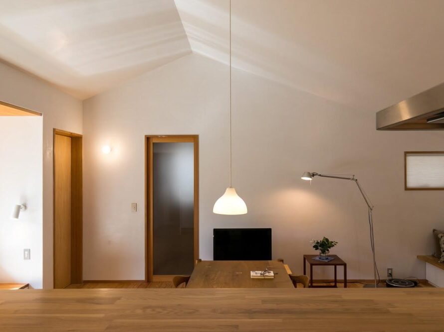 食卓のペンダントは器具自体が大きいので、高さを抑えることで空間に締まりが生まれる