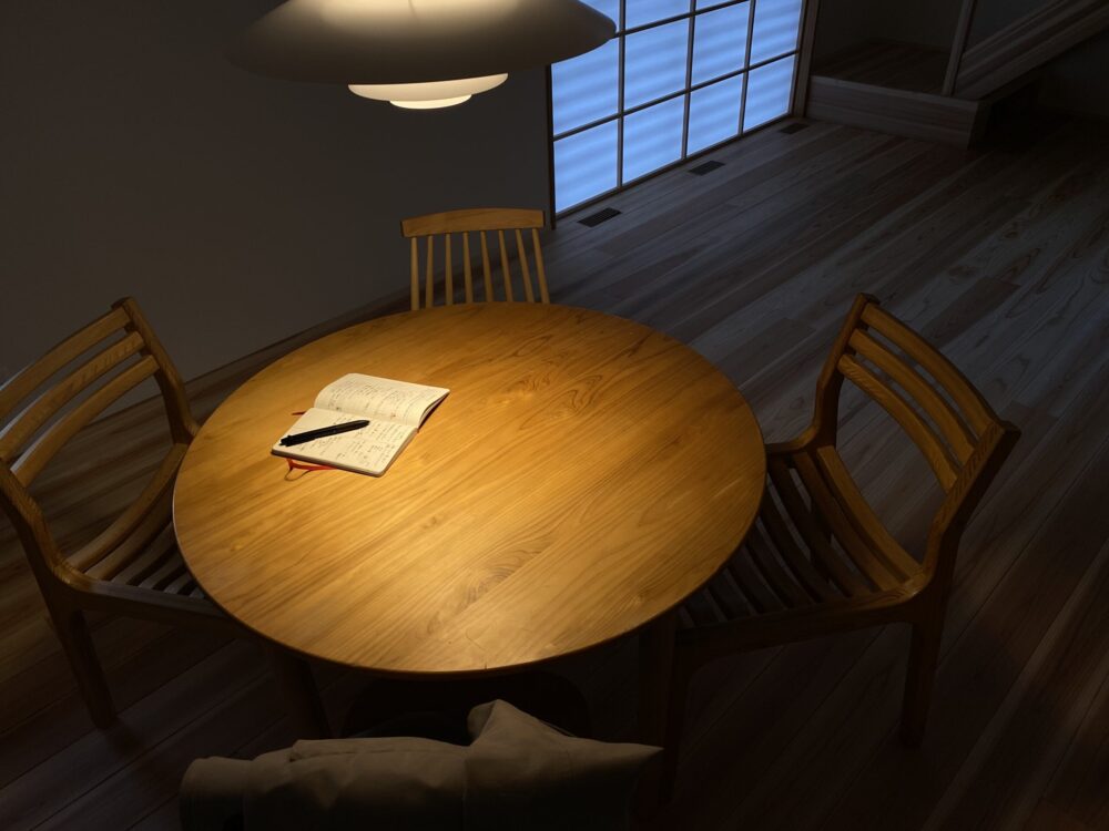 左京区のi-works1.0の食卓。暖色で灯りが近いと実はお料理を美味しく見せることもできる