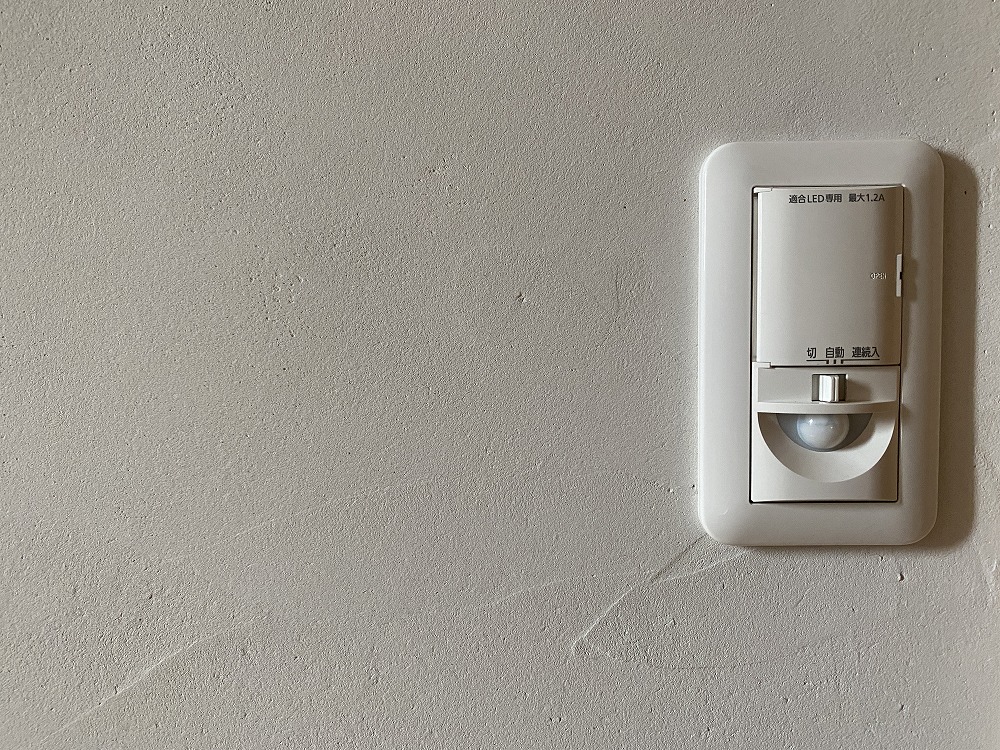 中霧島壁は手垢で汚れやすいスイッチ周りも汚れにくく、水回りや玄関の生活臭も軽減される