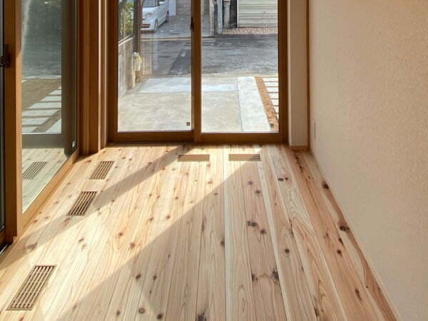 無垢の床材の特徴と手入れ方法が知りたい