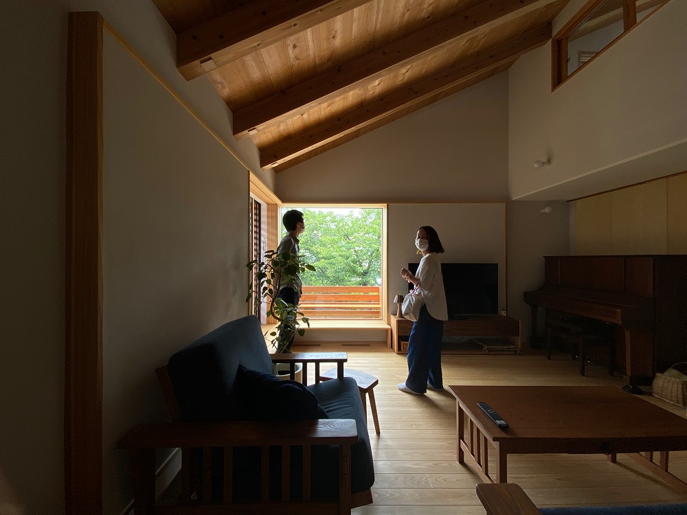 重心を下げる点から天井にはほとんど取り付けない。i-worksと同じ考え