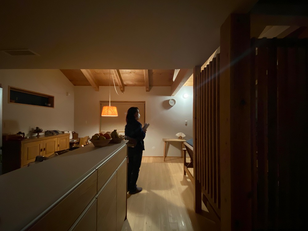 明るさを体感してみたいと心配されていたお施主様も住まい手様のお話を聞いて安心いただけたご様子