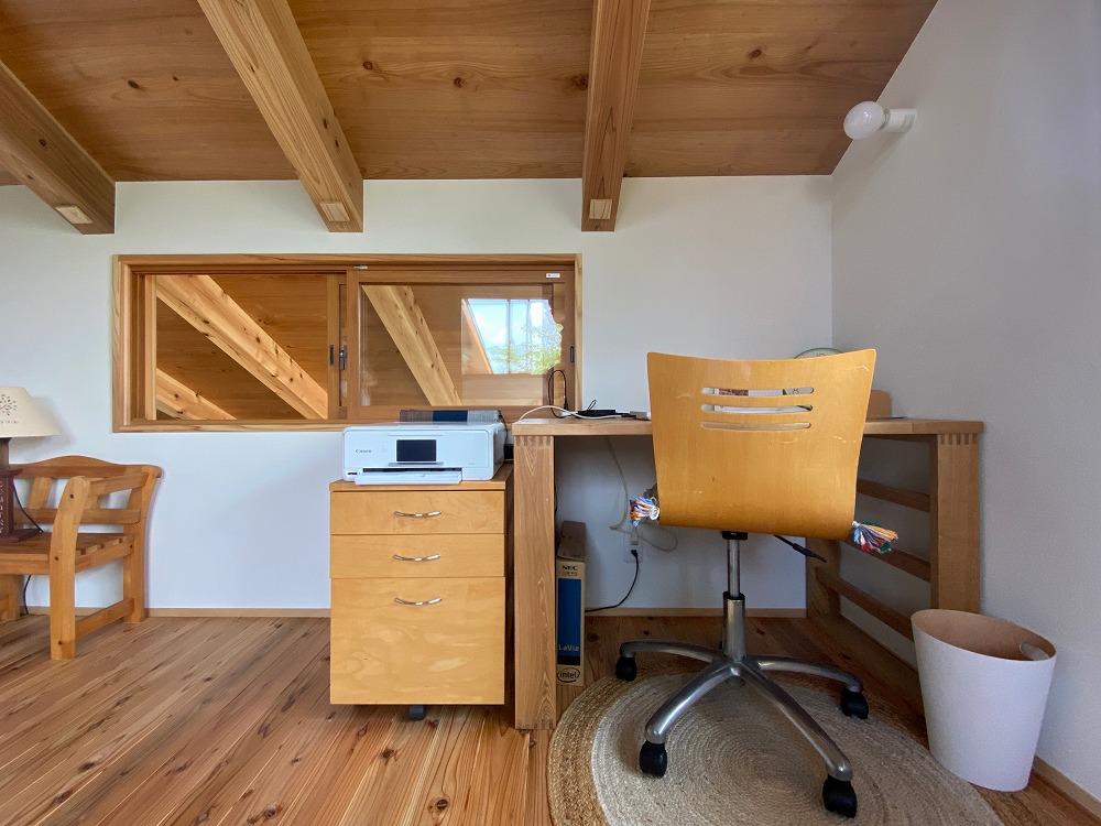 低い勾配天井で包まれるような感覚の中、作業ができる