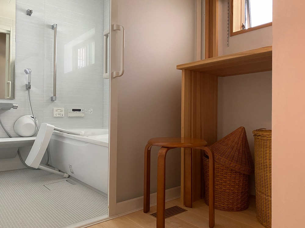 床吹き出し口からの暖気、無垢の調湿性でいつもさらっとしている洗面室・脱衣場