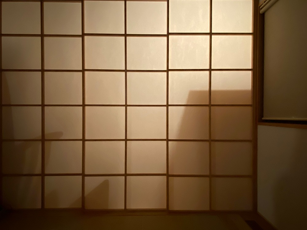 １灯で障子の先の広縁も十分な明るさ。ぼんやり照らしてくれるのも見ていて落ち着きがある