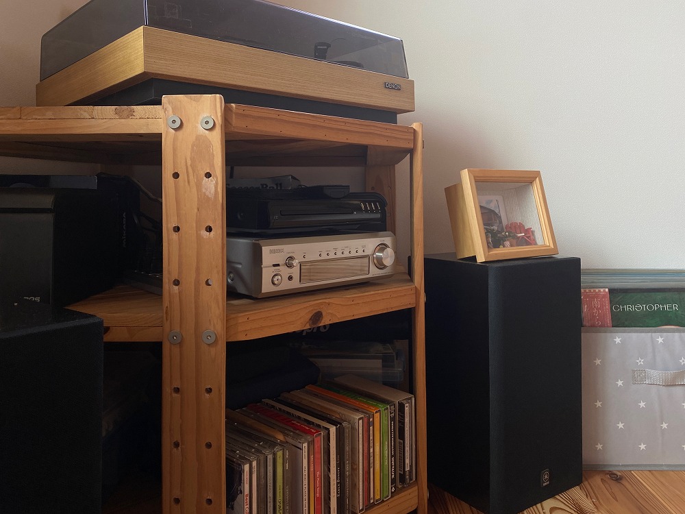 たくさんのレコードやCDが並ぶ。適切な湿度でレコード環境にとってもいい