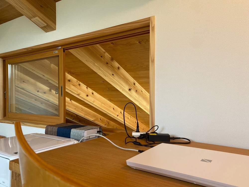 インナーサッシで吹き抜けと繋がり、柔らかな空気が動く。夏も冬も快適