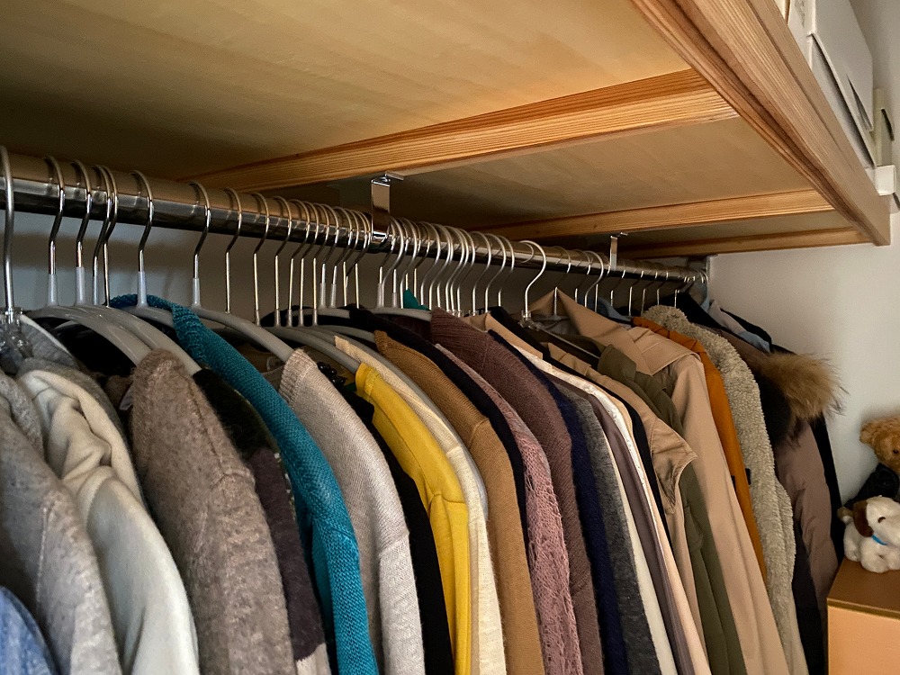 ハンガーを揃え、収納力をアップさせる。木の防虫・消臭・調湿効果で洋服が長持ちする
