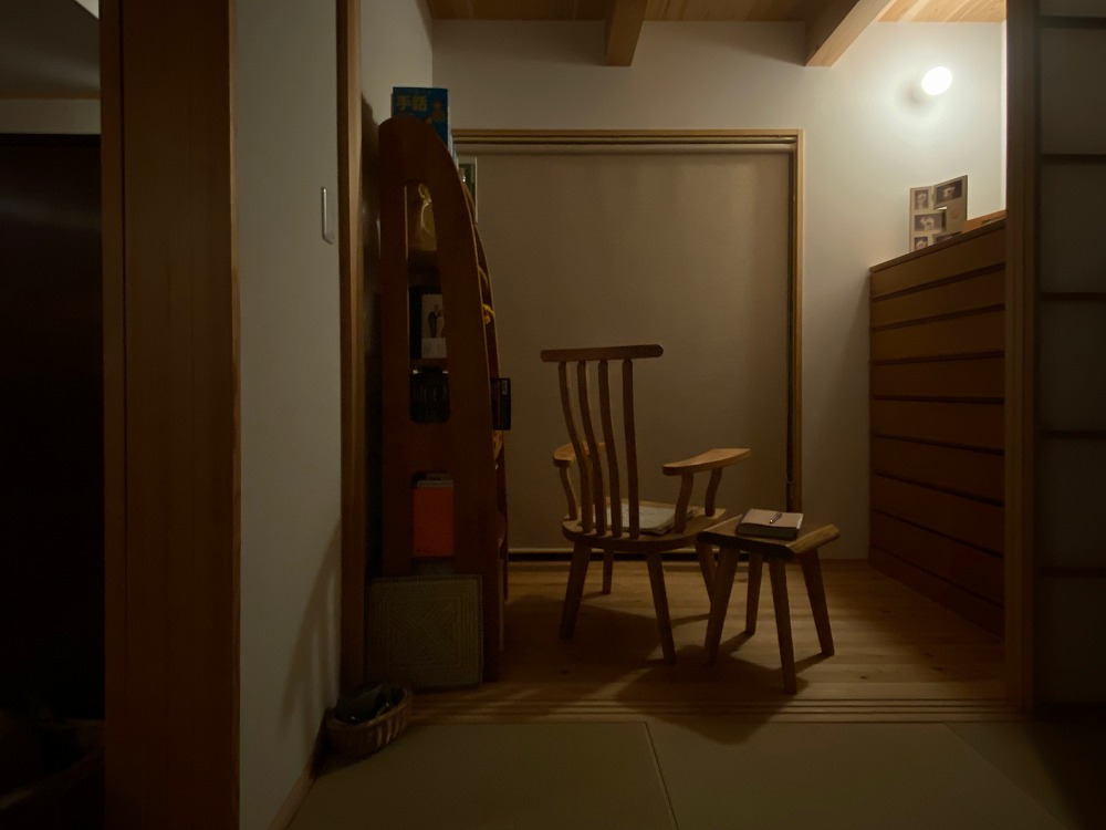 広縁の中は１灯。こちらも照度を落として撮影したがお休み前の読書には十分な明るさ