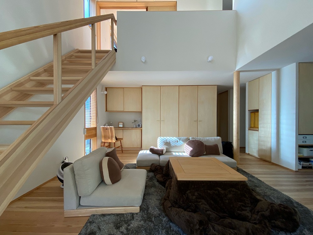 窓の外を眺めるにはとてもいい低さの座卓