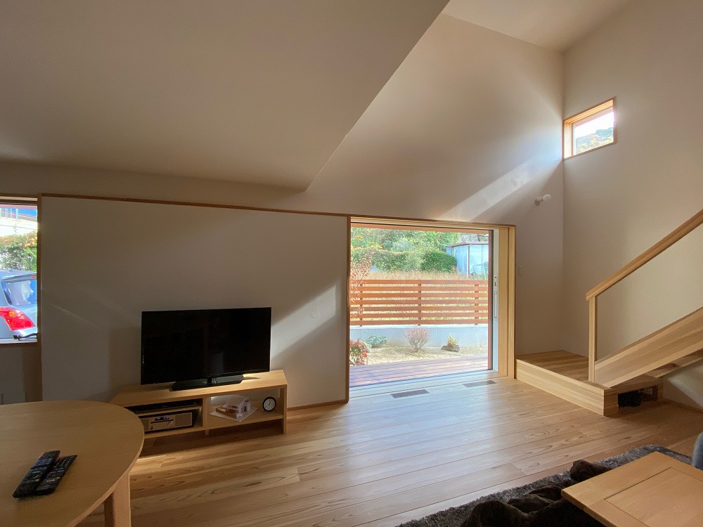 大きな窓から四季を感じる