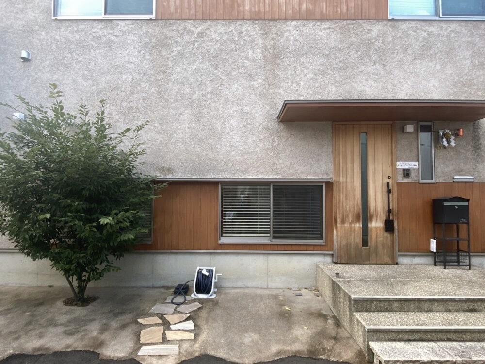 【ビフォー】コンクリートや淡い砂系色では、足元が軽くぼんやりした印象に