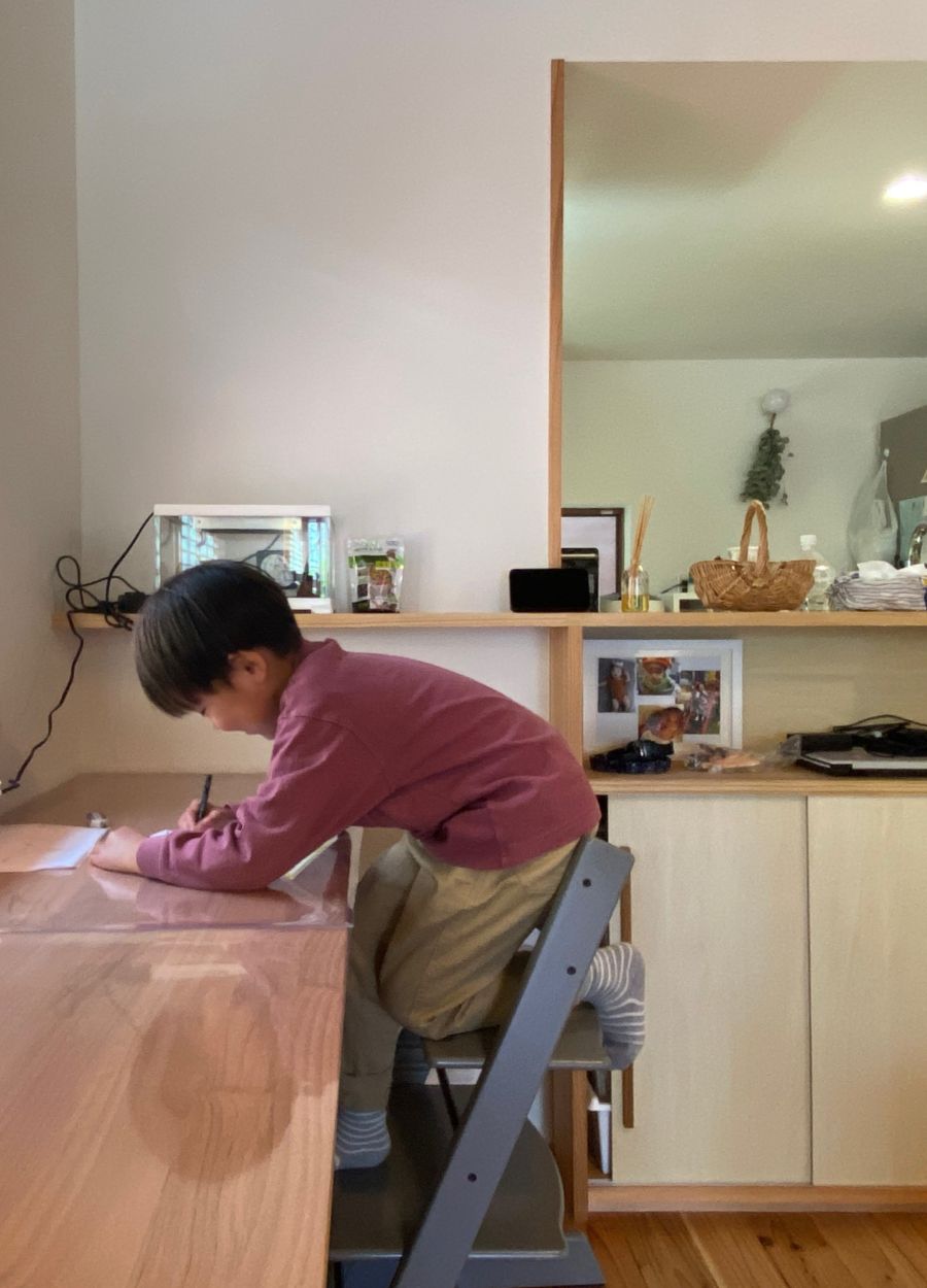 入居後、間もない頃に伺った際、すでにランドセルを置いてすぐに宿題に取り組むお子様の姿があった。