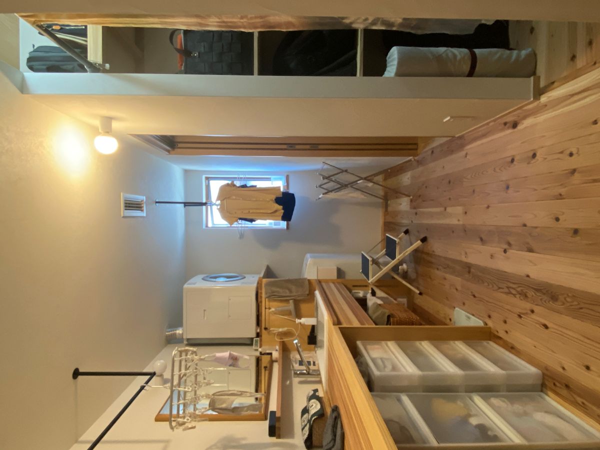 洗面家事室で物干しができ、脱衣場、ウオークインクローゼットと繋がりを持ったケース