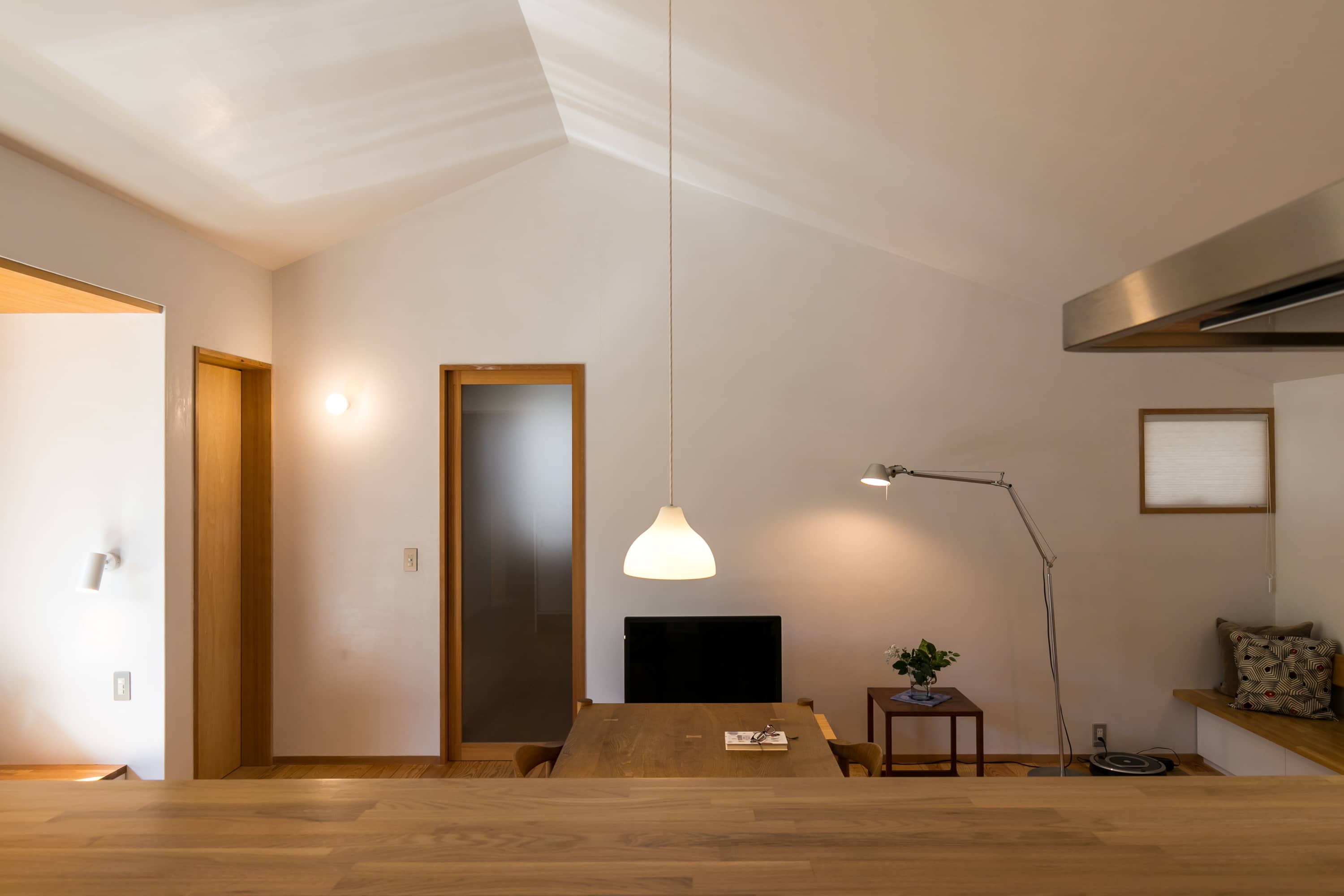 伊礼智氏設計、豊中の平屋のリビング。天井に一切の照明がなく、心地よい空間に。