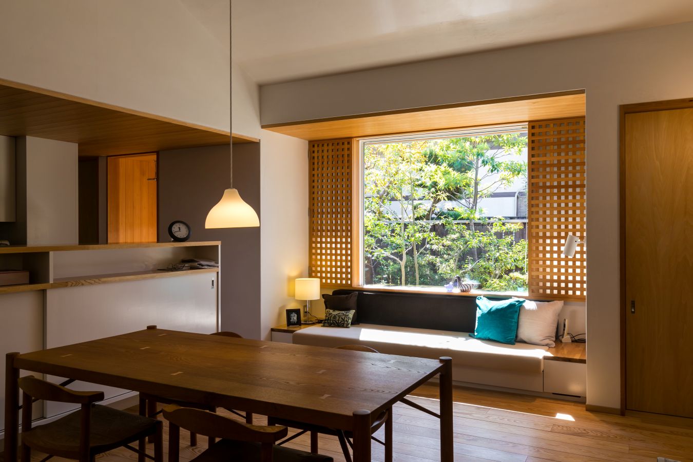 同じく伊礼さん設計の豊中の家。はんぺんチェアやカイアールの机、造作ソファ。