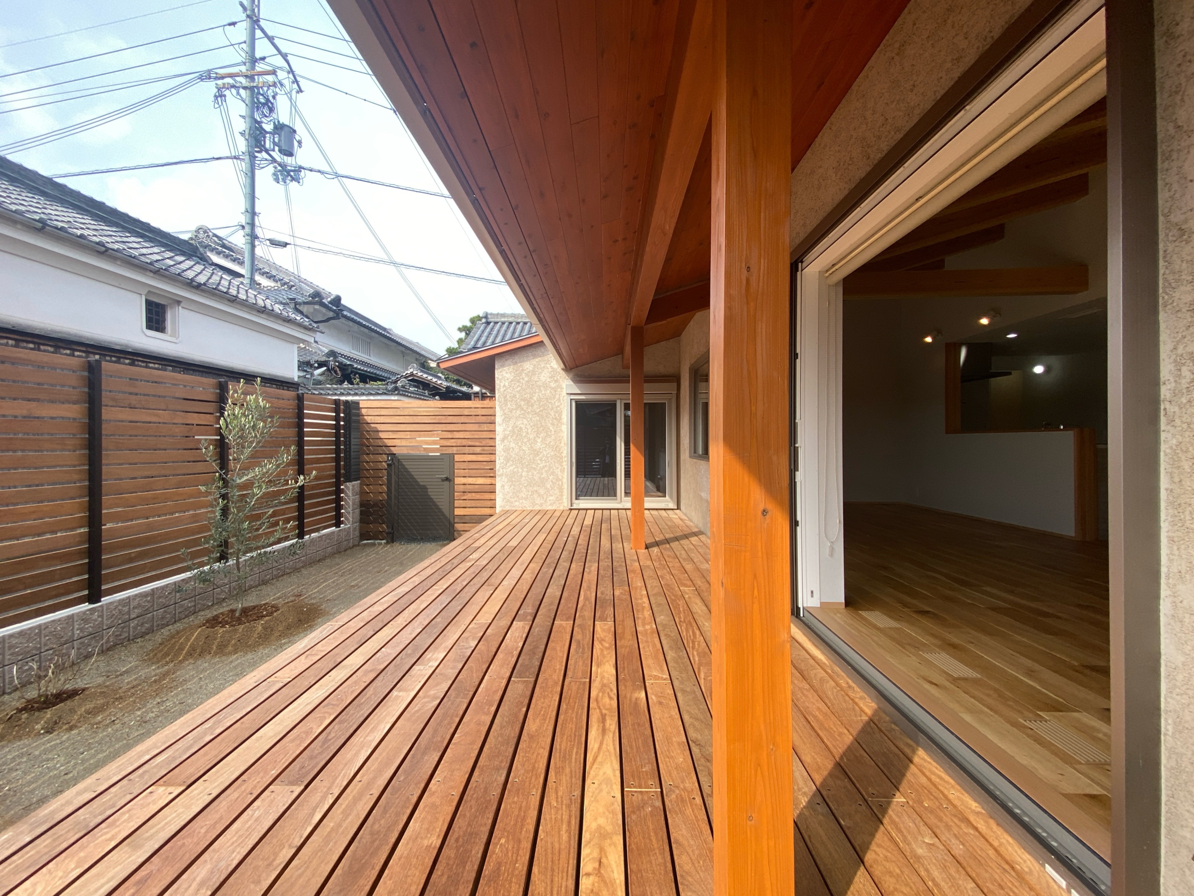 ウッドデッキを作るといつも腰かけたくなる縁側になる