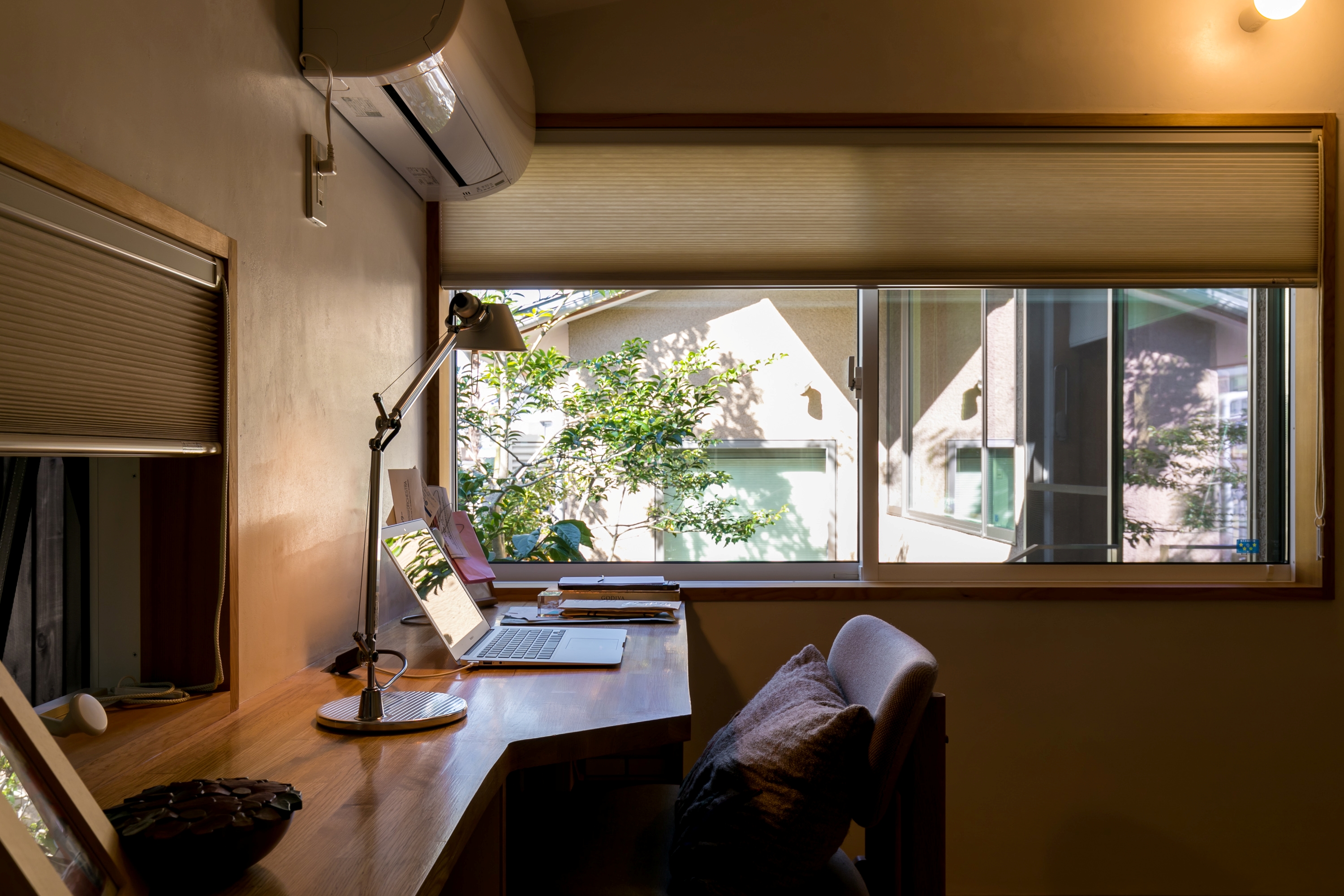 ハニカム構造の和紙カーテンやブラインドの活用をしてプライバシー対策をする