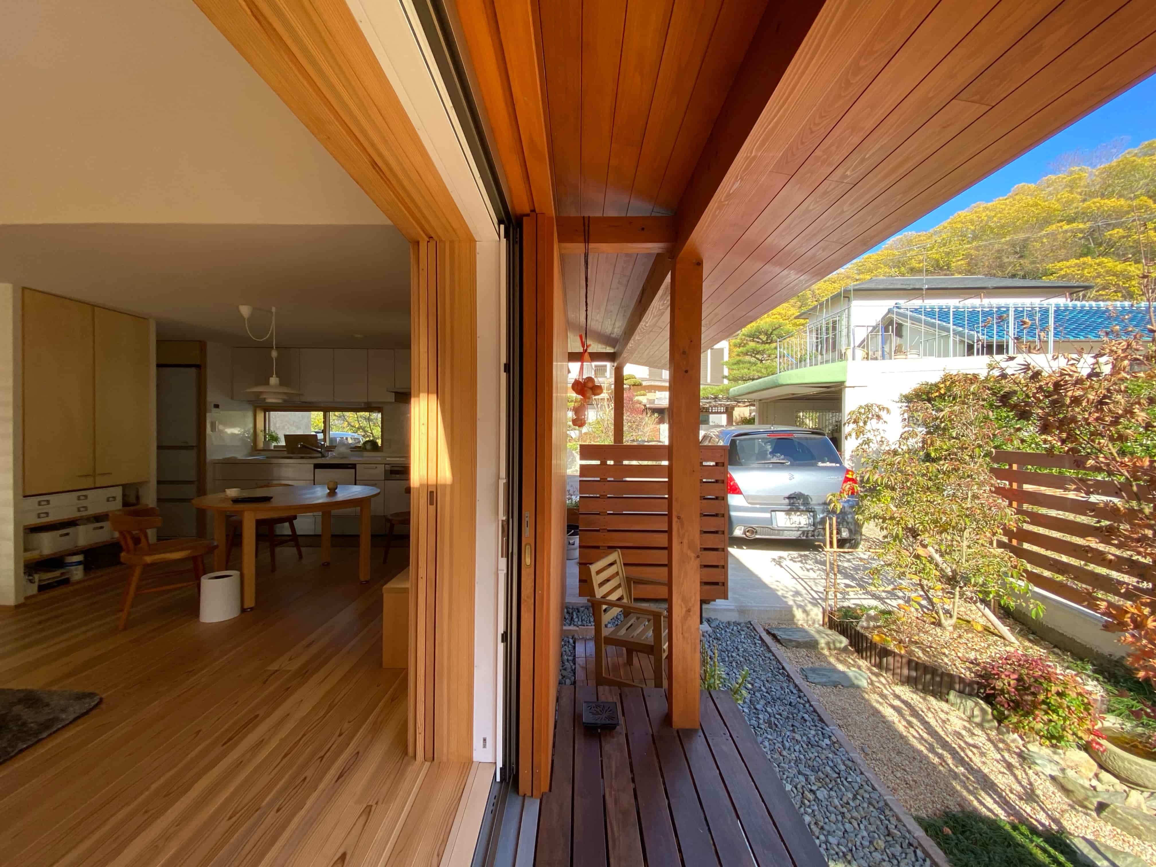 最大のメリットはフレームレスに近いデザインによる圧倒的な開放感