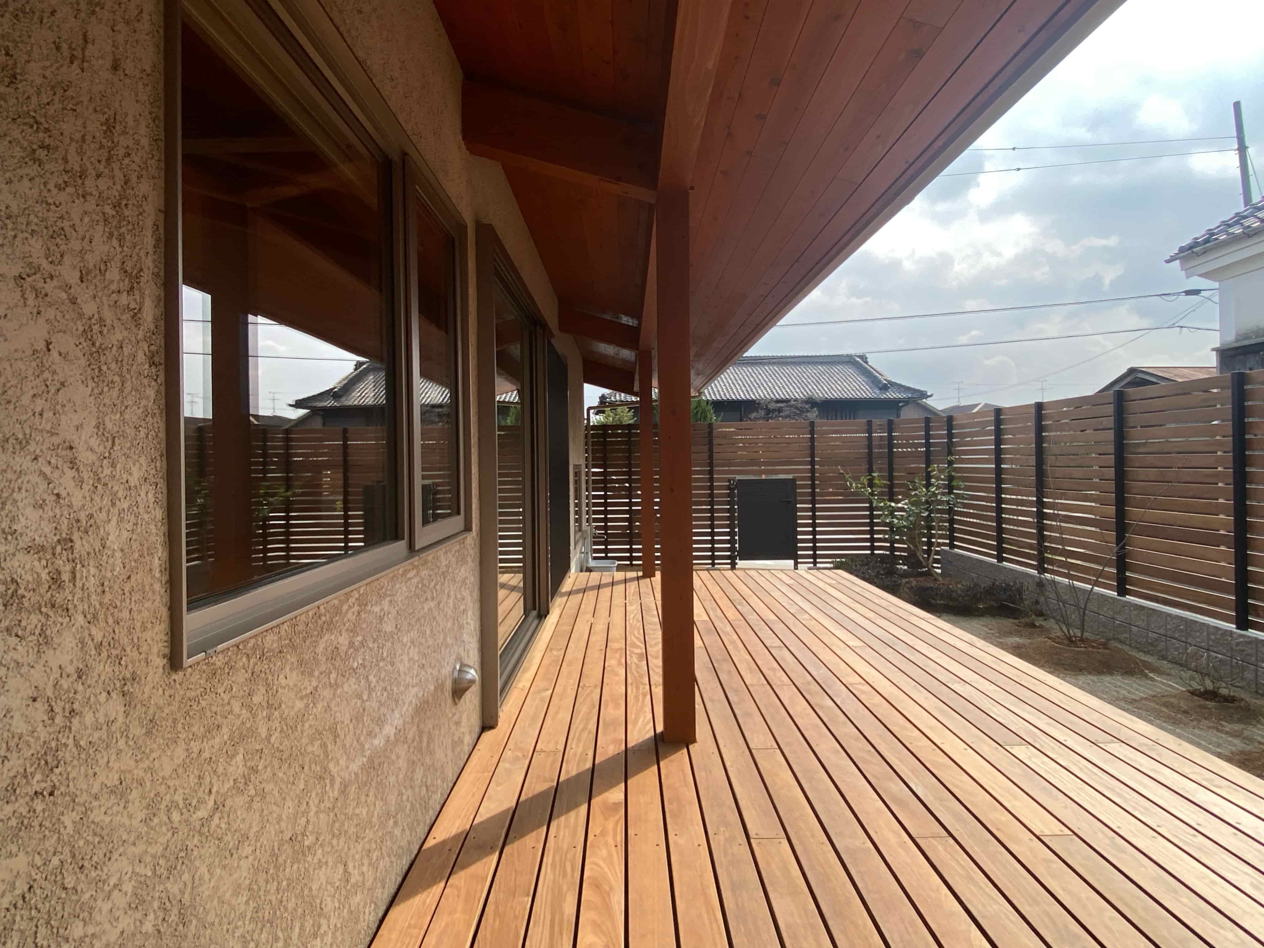 軒を大屋根や庇で深く出し、柱を立てる