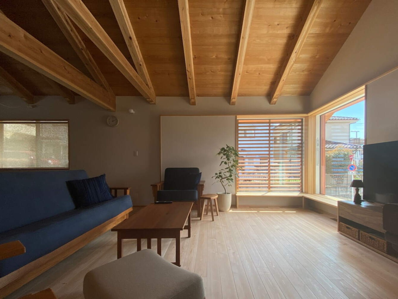 ジョイント部が美しく目立たない品のいい無垢材が落ち着きあっておすすめ