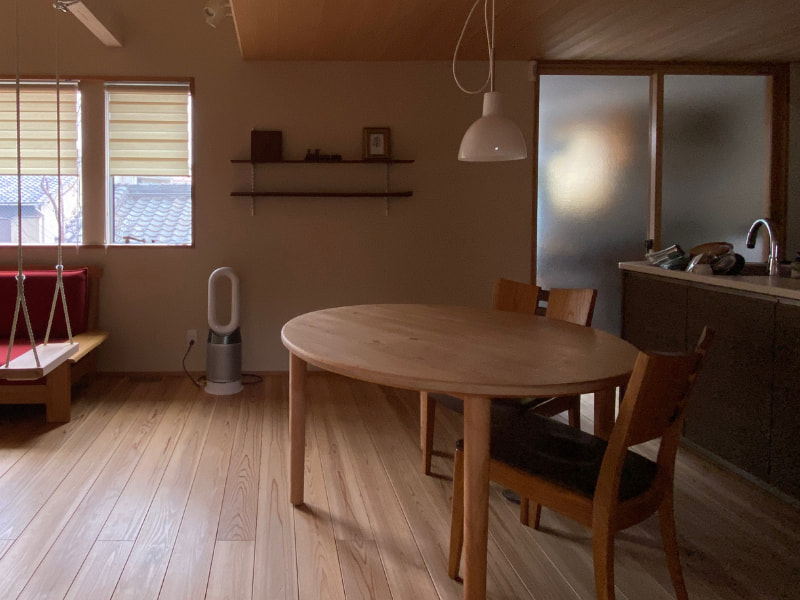 ソーラーコムで注文を受けて作られる造作ダイニングテーブル