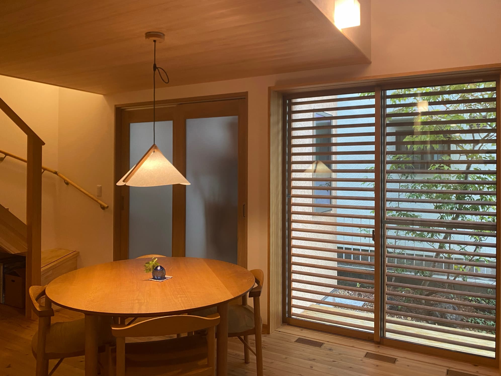 木曽三岳のカイアールのダイニングテーブルとはんぺんチェア