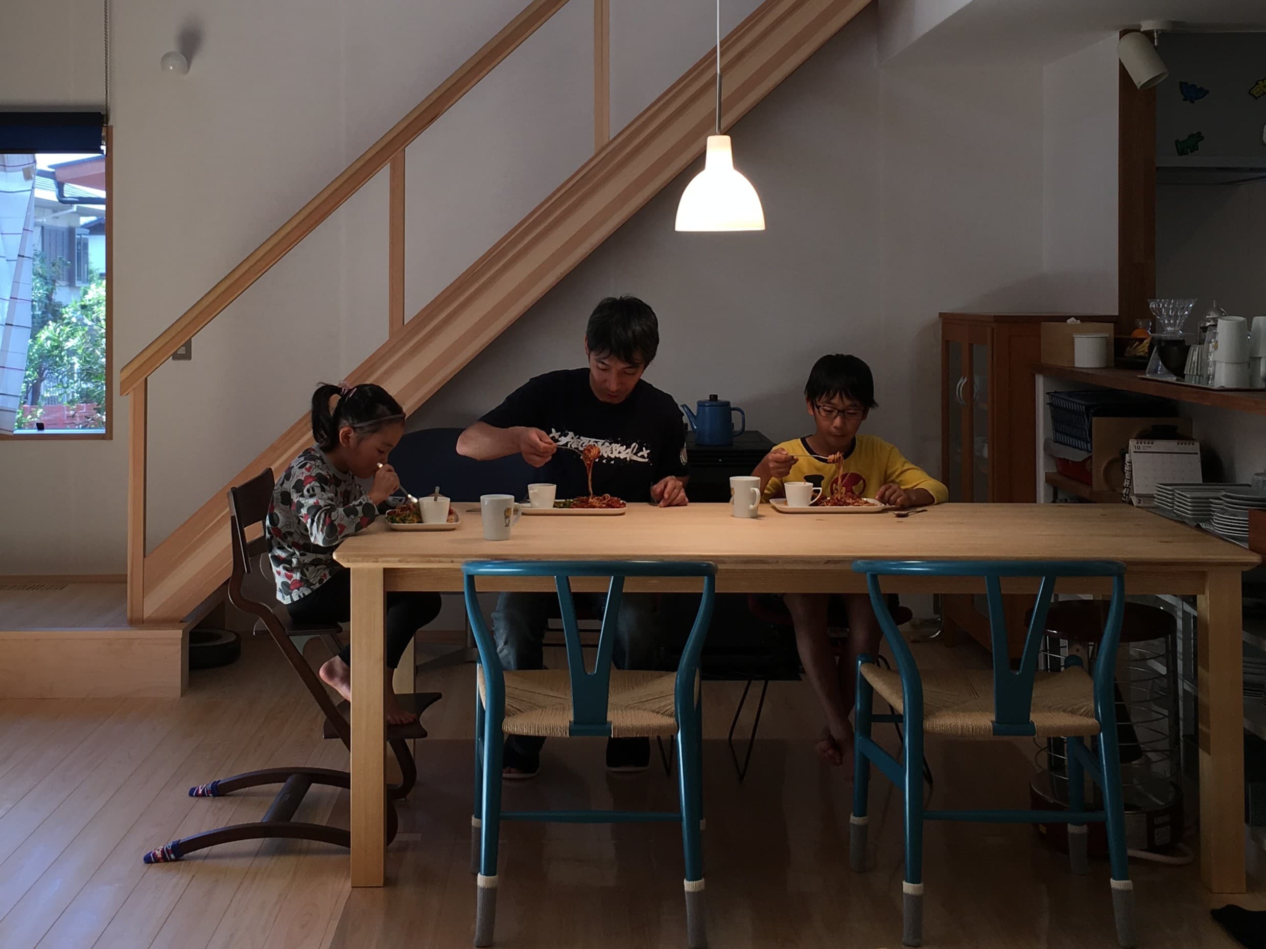 木の家の中で差し色に使うと華やかにもなる