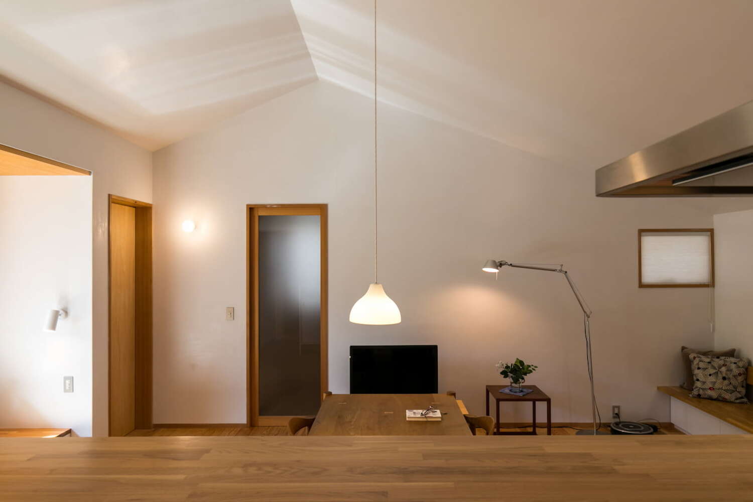 家具を最大限生かすには、照明の重心を落としてあげることも重要