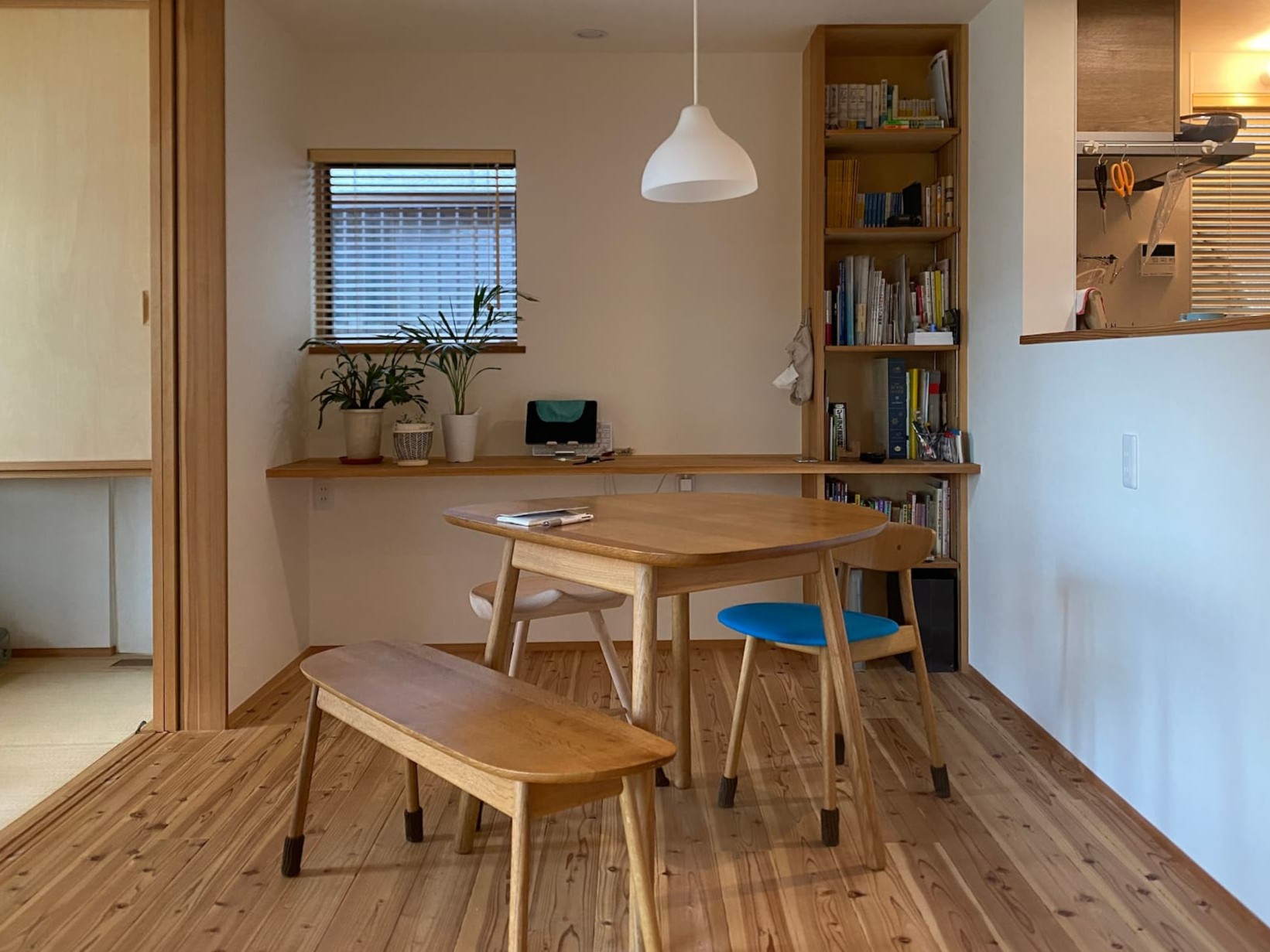 少し浮かせたり、床の見える範囲が広くなるような家具を選ぶ