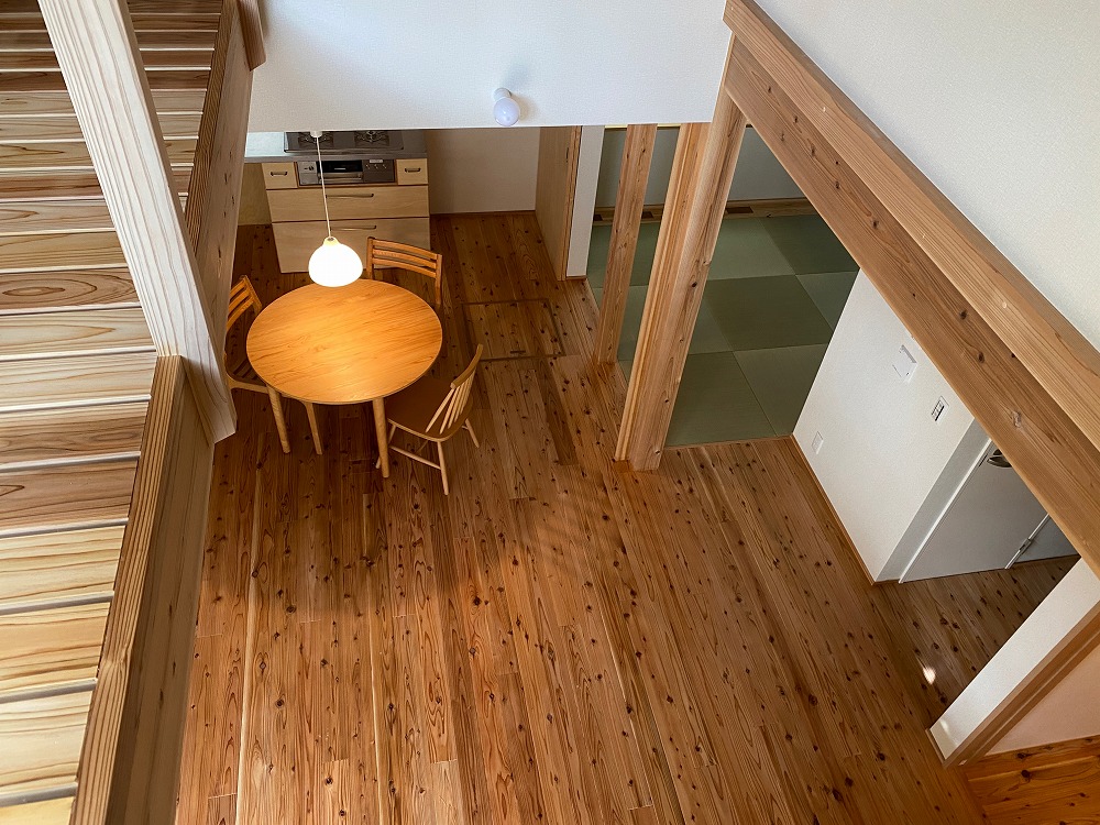 1階と2階で24坪のコンパクトな住まい。大きな吹き抜けも取れる。