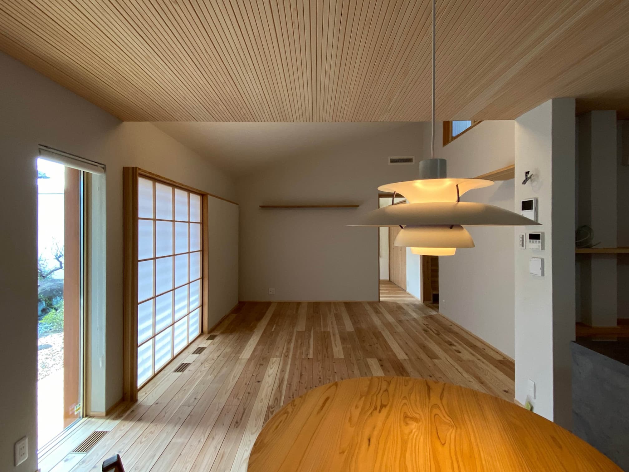 貼りの天井でシャープに見せる　