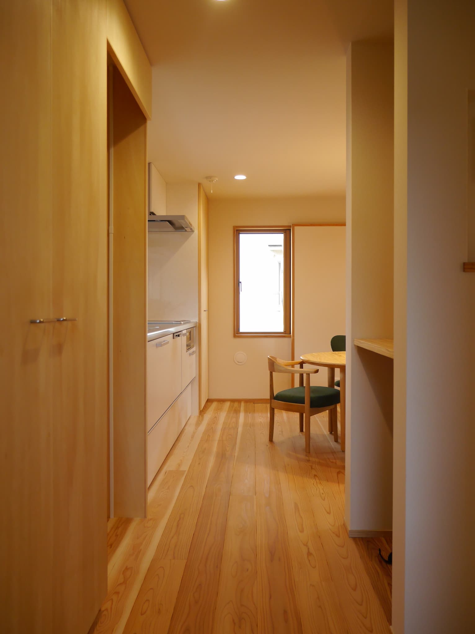 天井が低く抑えられ、視線の抜けとともに空間がのびやかになる