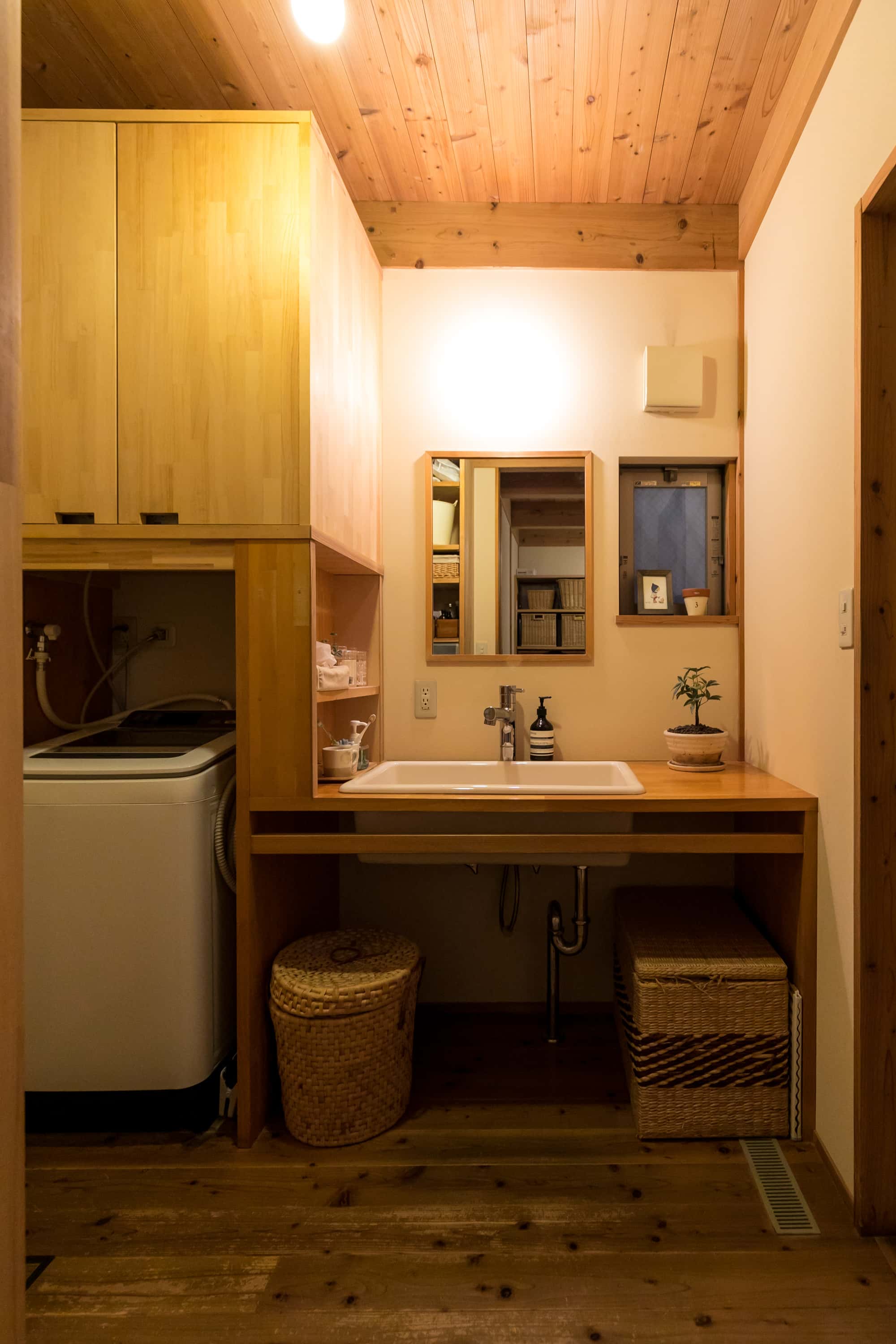 造作洗面台も床が広く見えるだけで空間がゆとりができる