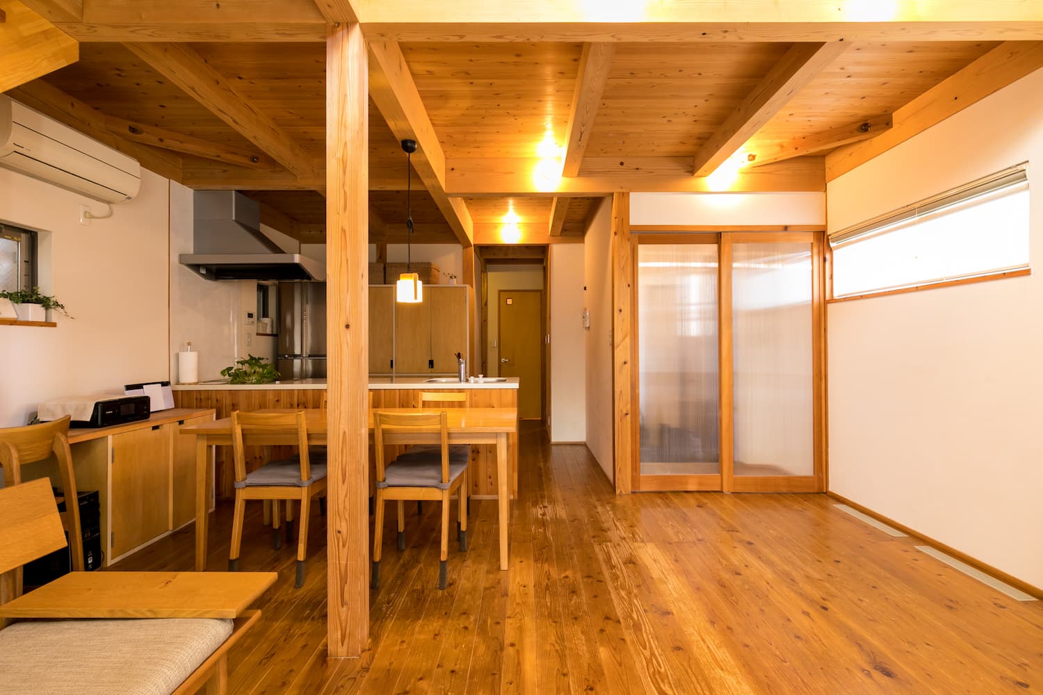 箱形状の家具よりも四つ足の家具を選んだり、家具を少し浮かせることで床の奥行きを広く見せる