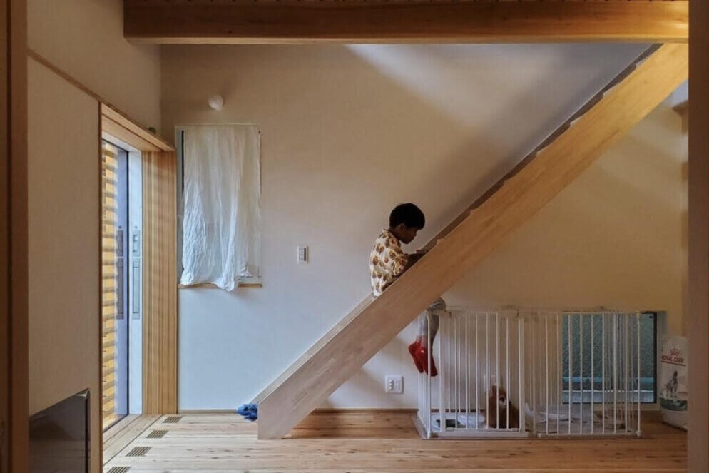 オープン階段を読書や会話の場所にする