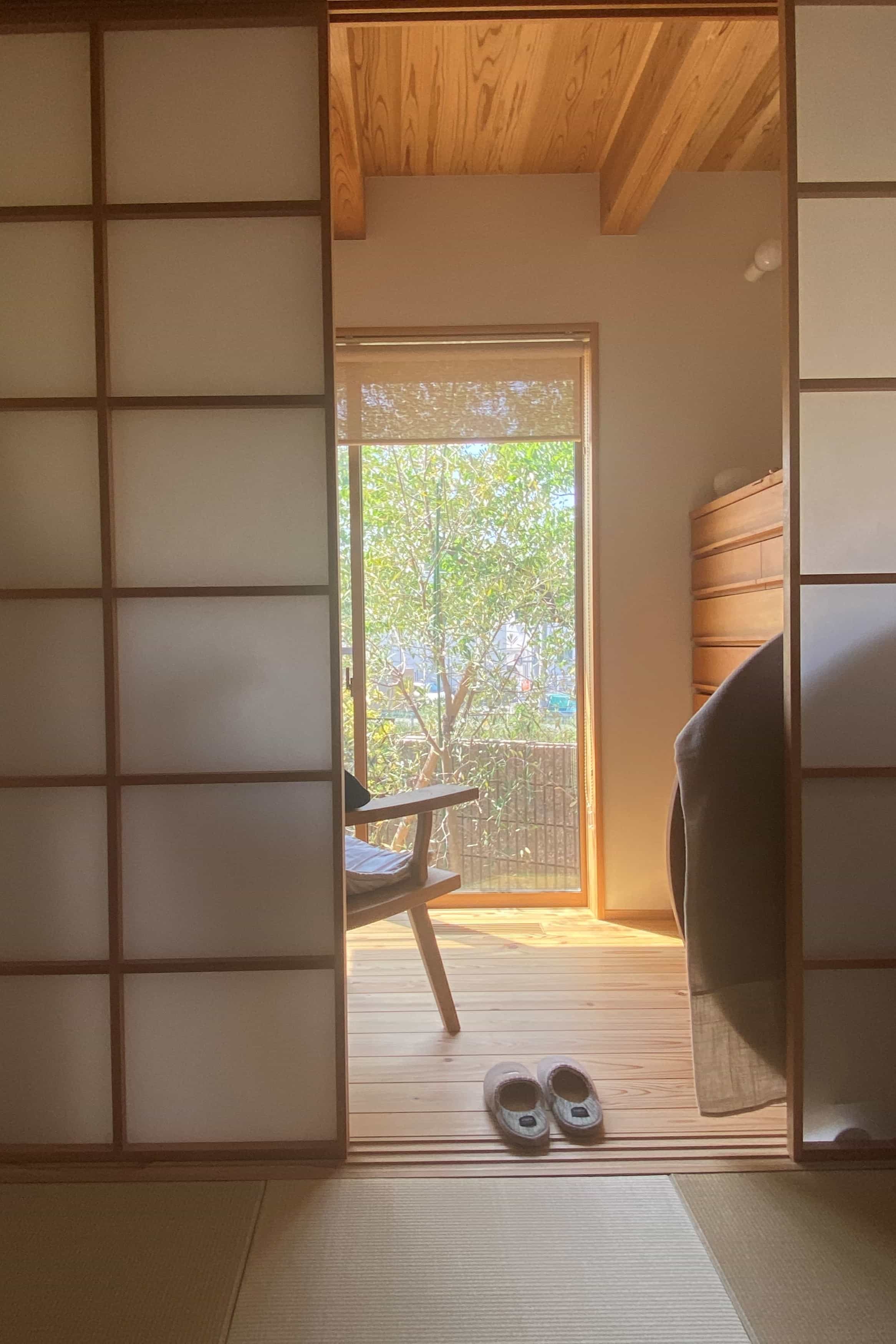 和室の広縁。畳で涼しく暖かく過ごせる機能的側面と、読書、お昼寝、収納として活用されている