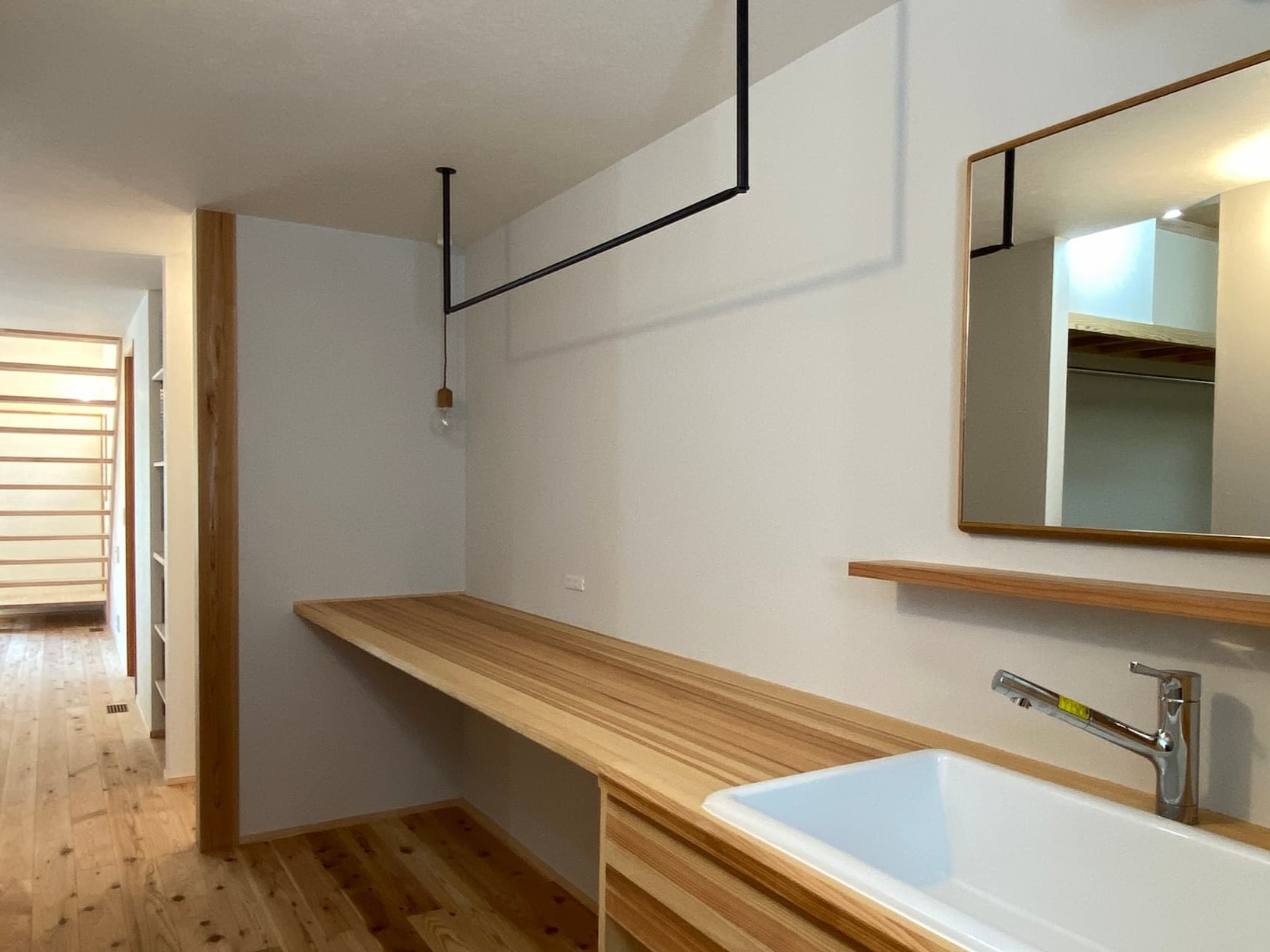 洗面家事カウンターを化粧台、書斎、子どもの作業台にする　