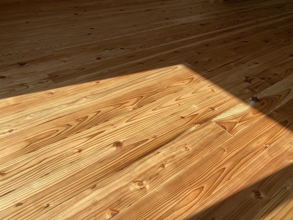 杉は飴色に変化していくので節もいずれは馴染んでくる