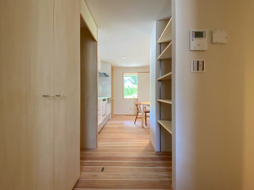 杉の節無しは空間が軽やかになるのでi-worksとの相性がいい