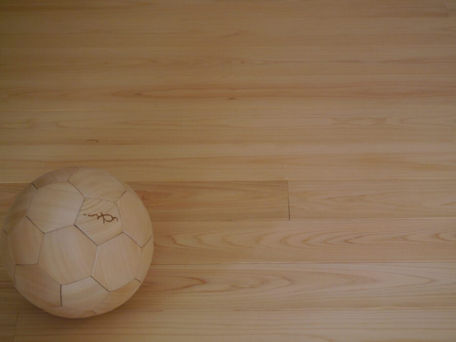 桧は節無しを推奨。赤身がほとんどなく、白太の統一感が美しい