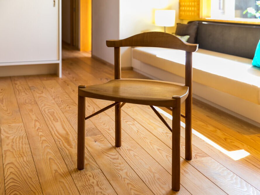 赤松特有の木目は重厚感がある。幅広であることも空間を豊かにする秘訣