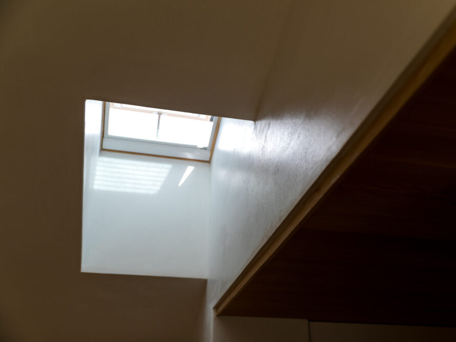 豊中の家の白洲漆喰。反射と肌感がとても美しく気持ちがいい