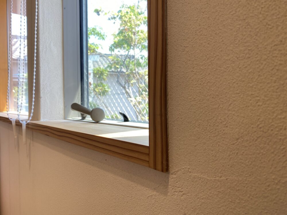 反射はなく落ち着いた基本色。調湿・消臭ともに抜群に優れている