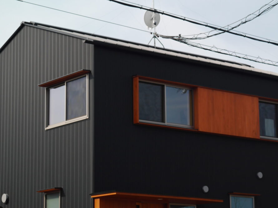 「i-works2.0」の場合は、伊礼さんが開発に携わったカルバリウム鋼板ZiG（ジグ）が使われる